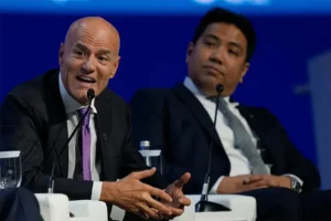 Claudio Descalzi, Eni chief executive (left) talks to Tengku Muhammad Taufik, Petronas chief executive (right) in 2023.Photo AP-SCANPIX